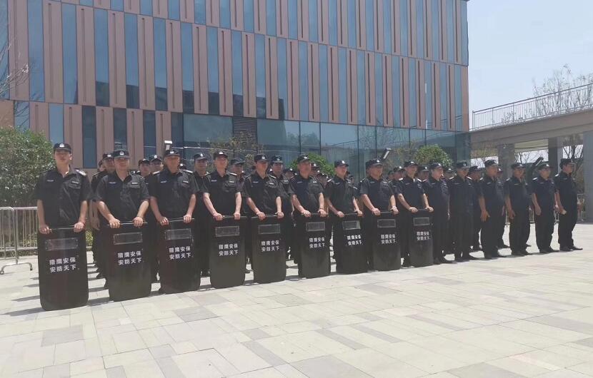 漢江夢開盤，湖北獵鷹保安公司繼續(xù)維護現(xiàn)場秩序