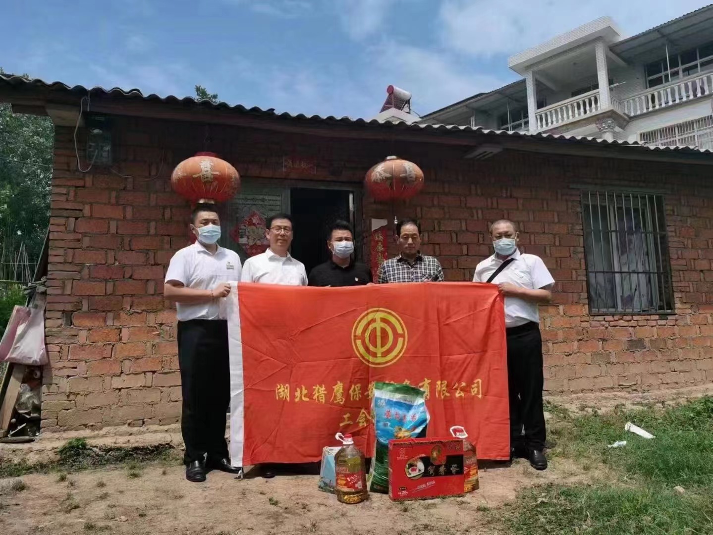 端午節(jié)將至，獵鷹企業(yè)組織員工走進(jìn)鄉(xiāng)村，為老人送去生活物資