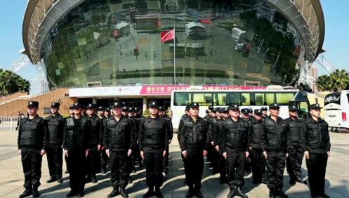 2023襄陽馬拉松在我市諸葛亮廣場激情開跑啦！
