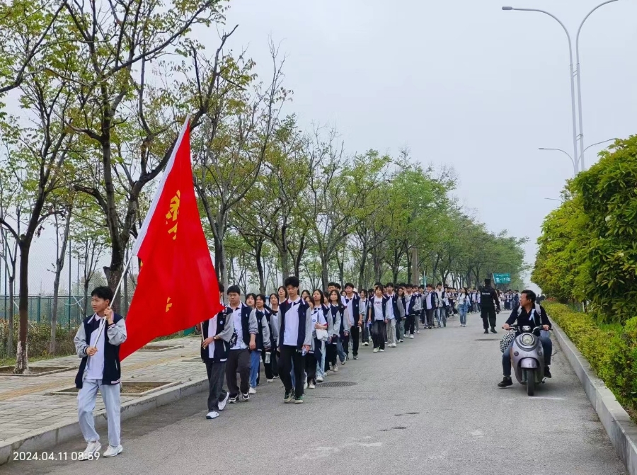 棗陽市師苑高中 春風伴研學，獵鷹保護航。